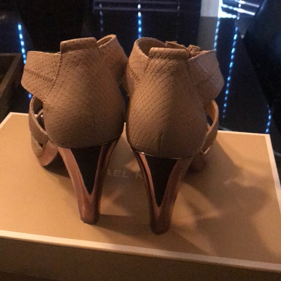 Michael Kors Berkley T-Strap Sandals - Picture 4 of 8